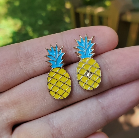NWOT Gold Pineapple Stud Earrings - Picture 1 of 4